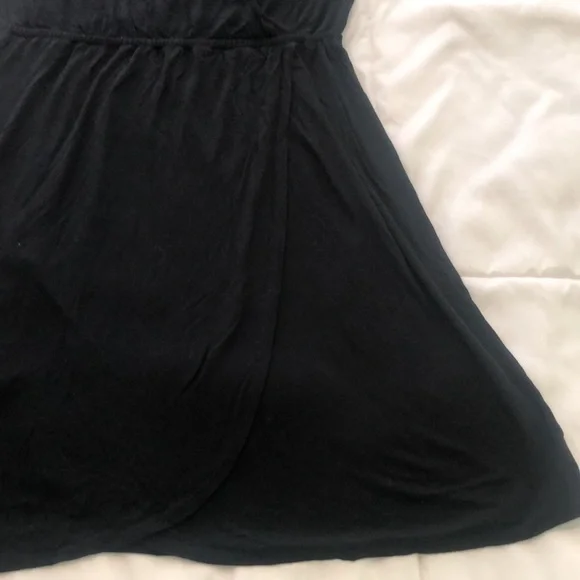 Gap sleeved classic black dress with a side slit V neck down to knee - Picture 5 of 10